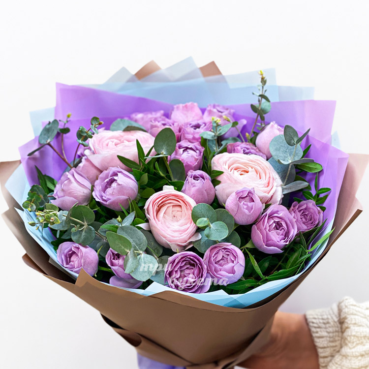 Сиреневые кустовые розы с ранункулюсами (крупный план)