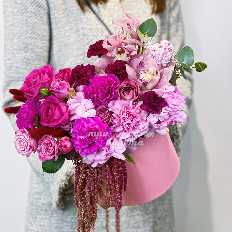 Коробка розовых гвоздик и роз с амарантом (вид сверху)