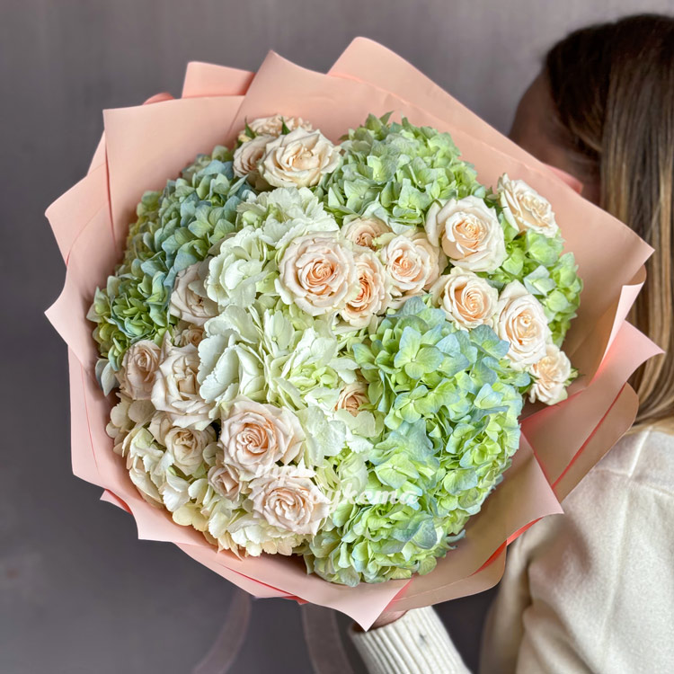 Букет кремовых роз и зеленых гортензий (вид сверху)