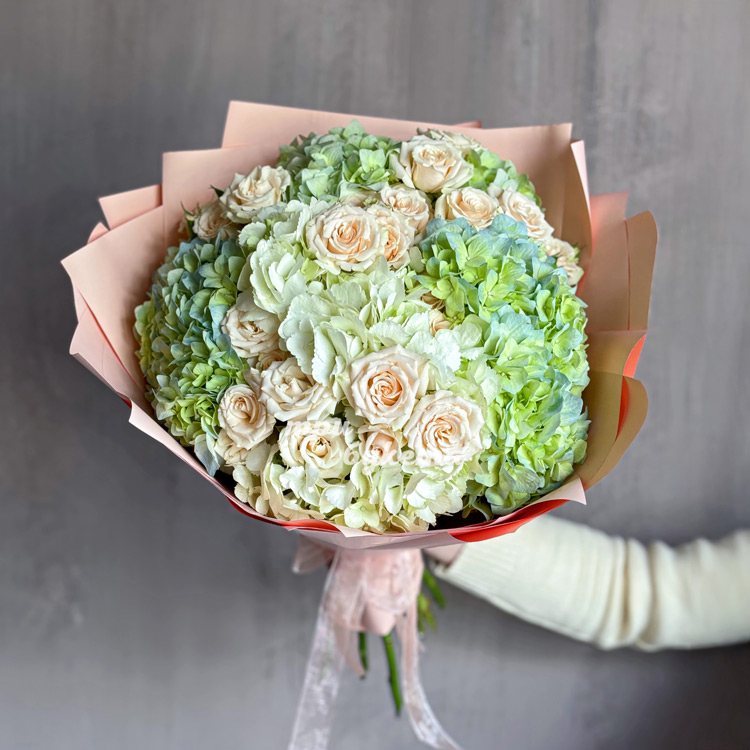 Букет кремовых роз и зеленых гортензий