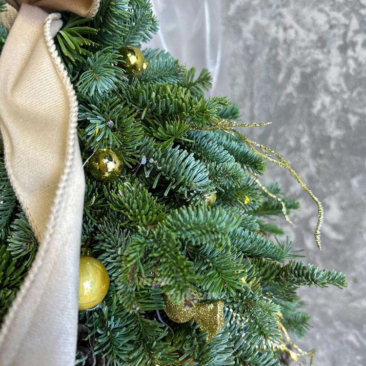 Новогодняя елочка с золотым декором (крупный план на хвою)