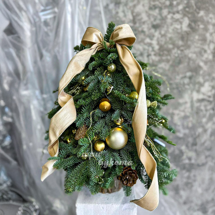 Новогодняя елочка с золотым декором