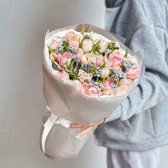 Букет розовых тюльпанов с незабудками