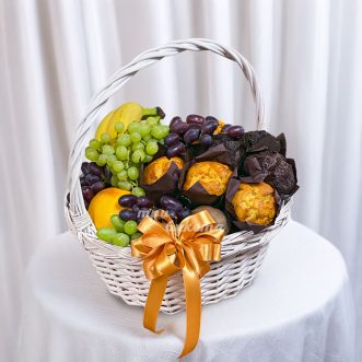 Корзина с виноградом и маффинами Корзина с виноградом и маффинами