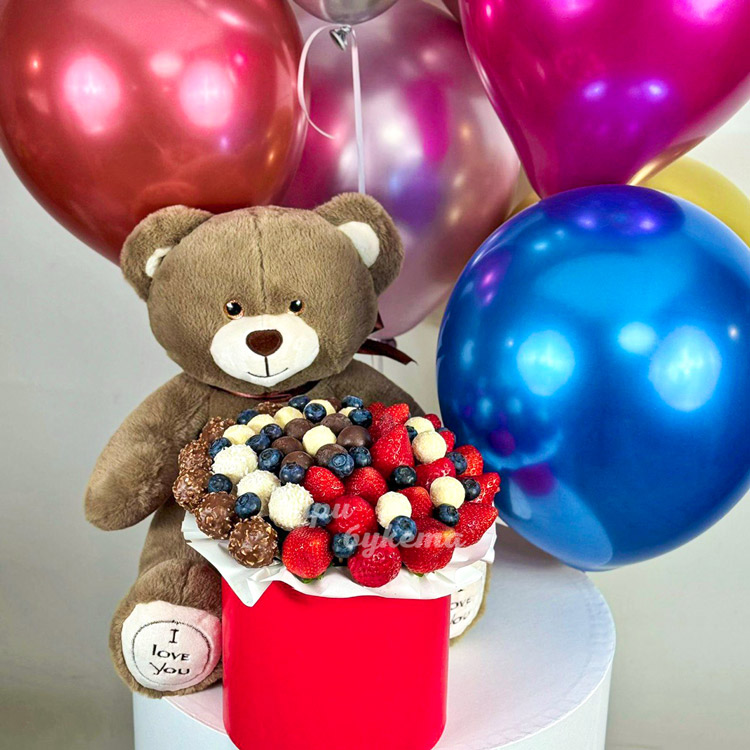 Набор из мягкой игрушки, шариков и клубники (крупный план)
